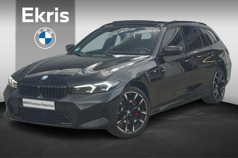 Saphirschwarz metallic (475) (zwart metallic) Gebruikt 2025 BMW 330e Comfort Edition Stationwagen | € 61.850 (Iets duurder) - Afbeelding 1/4