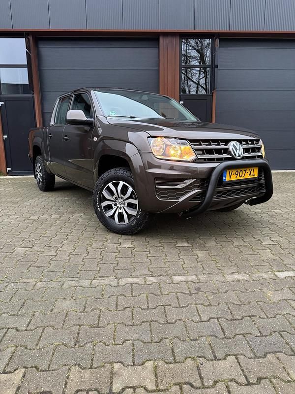 Bruin (metallic) Gebruikt 2019 VW Amarok Comfortline Pickup | € 22.500 (Eerlijke prijs) - Afbeelding 1/4
