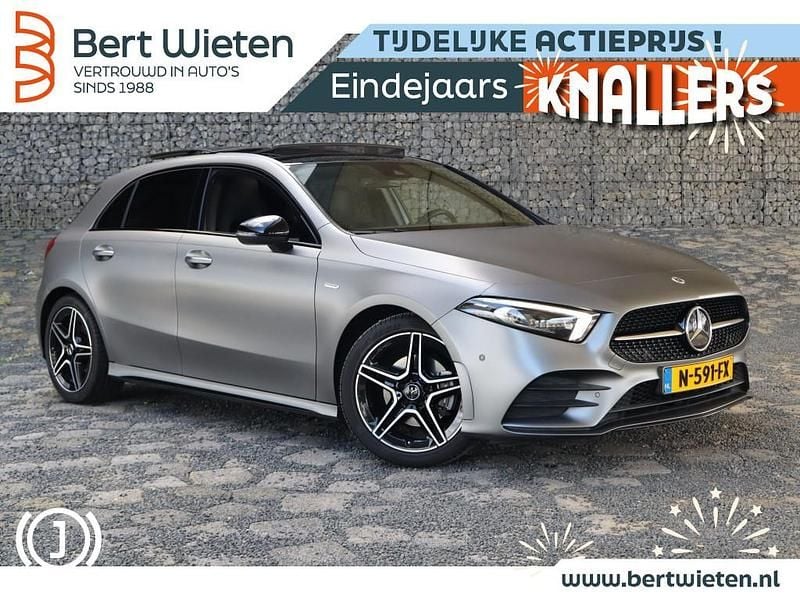 Grijs Occasion 2021 Mercedes A180 AMG Hatchback | € 31.735 (Duur) - Afbeelding 1/3