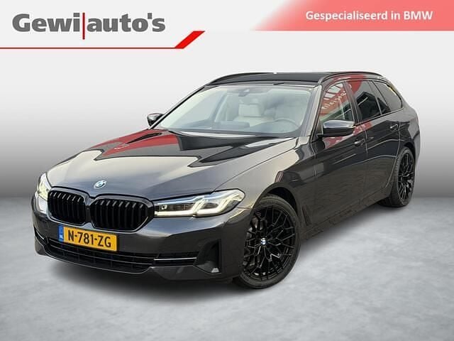 Grijs Occasion 2022 BMW 520 Comfort Edition Stationwagen | € 36.999 (Eerlijke prijs) - Afbeelding 1/4