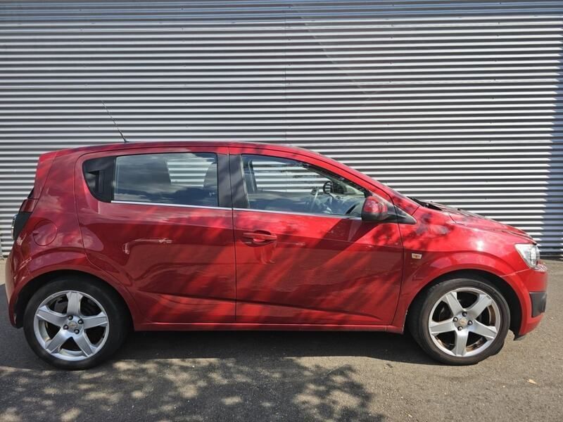 Rood, metallic lak Gebruikt 2012 Chevrolet Aveo LTZ Hatchback | € 3.650 (Eerlijke prijs) - Afbeelding 1/4