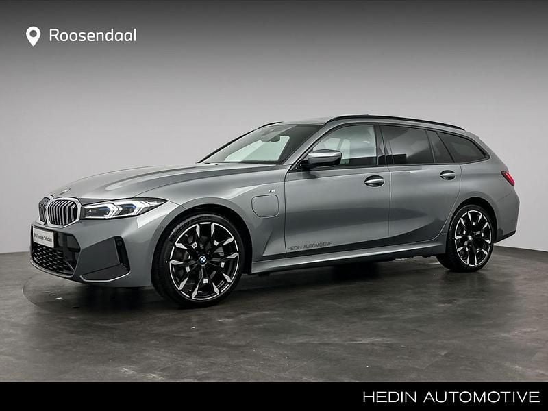Grijs Nieuw 2025 BMW 330e M Sport Stationwagen | € 74.880 - Afbeelding 1/1