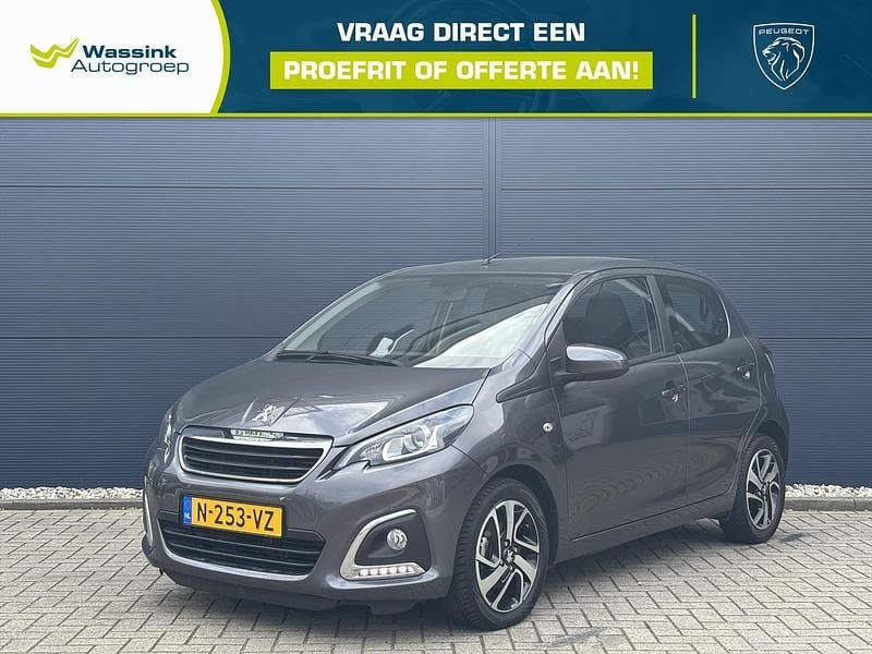 Grijs, metallic lak Gebruikt 2022 Peugeot 108 Allure Hatchback | € 12.485 (Iets duurder) - Afbeelding 1/4