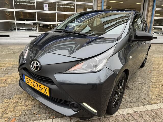 Occasion Toyota Aygo 69 PK (50 kW) 2018 Grijs (metallic) Hatchback