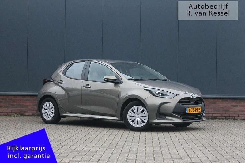 Groen (metallic) Occasion 2023 Toyota Yaris Hybrid Active Hatchback | € 18.990 (Super prijs) - Afbeelding 1/4