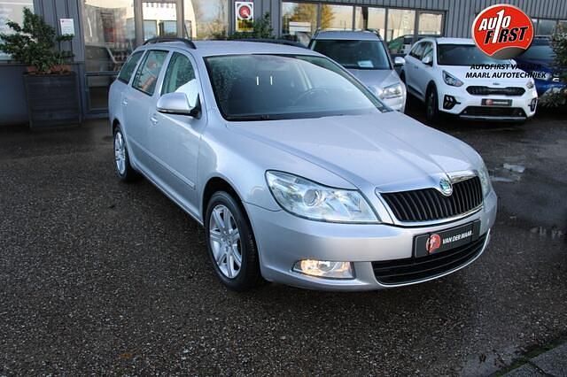 Grijs (metallic) Gebruikt 2011 Skoda Octavia Ambition Stationwagen | € 5.950 (Eerlijke prijs) - Afbeelding 1/4