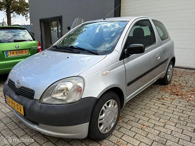 Grijs Gebruikt 2002 Toyota Yaris Hatchback | € 1.099 (Goede deal) - Afbeelding 1/4