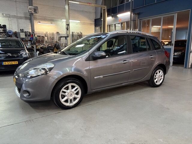 Grijs Gebruikt 2011 Renault Clio GrandTour Stationwagen | € 4.650 (Iets duurder) - Afbeelding 1/4