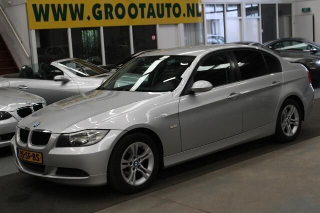 Grijs Gebruikt 2005 BMW 318 Sedan | € 3.944 (Eerlijke prijs) - Afbeelding 1/4