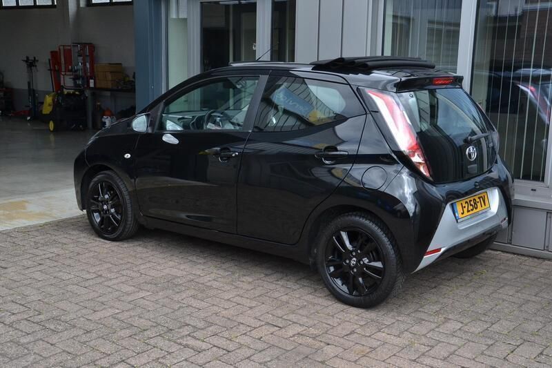 Occasion Toyota Aygo X-wave 69 PK (50 kW) 2016 Zwart Hatchback