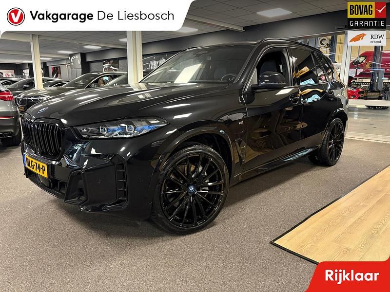 Zwart Occasion 2023 BMW X5 M Sport SUV | € 84.950 (Eerlijke prijs) - Afbeelding 1/4