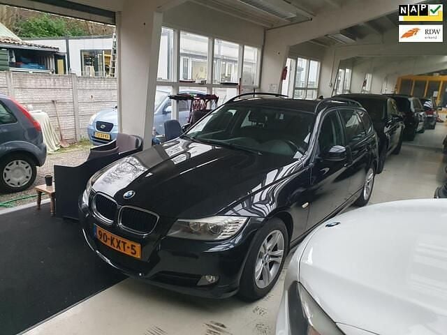 Zwart Gebruikt 2010 BMW 320 Stationwagen | € 5.950 (Eerlijke prijs) - Afbeelding 1/4