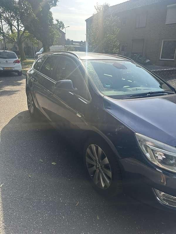 Blauw Gebruikt 2011 Opel Astra Cosmo Stationwagen | € 3.500 (Eerlijke prijs) - Afbeelding 1/4