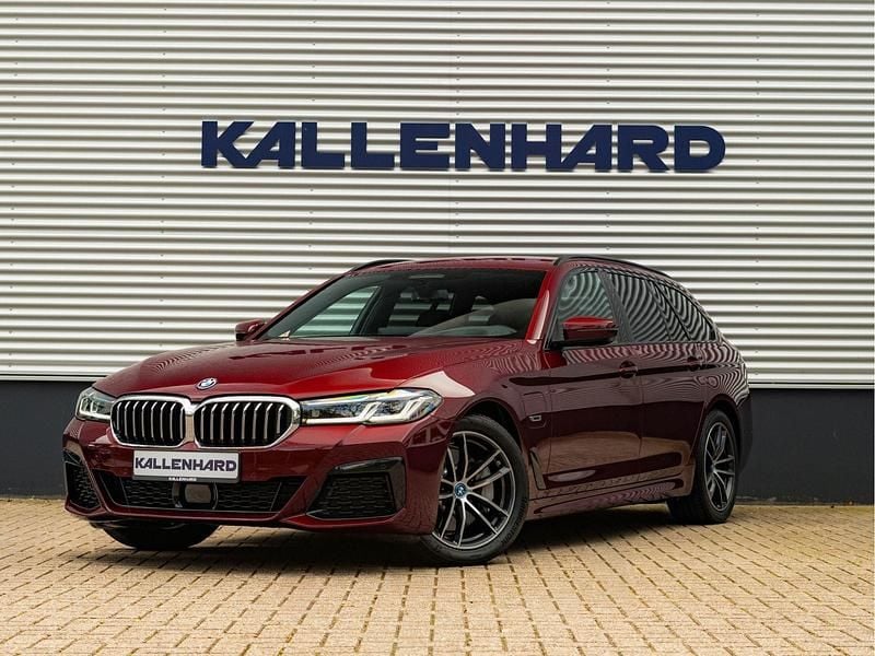 Rood Gebruikt 2023 BMW 530 Executive Stationwagen | € 43.875 (Goede deal) - Afbeelding 1/4