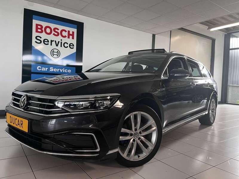 Grijs, metallic lak Gebruikt 2020 VW Passat Business Stationwagen | € 20.450 (Goede deal) - Afbeelding 1/4