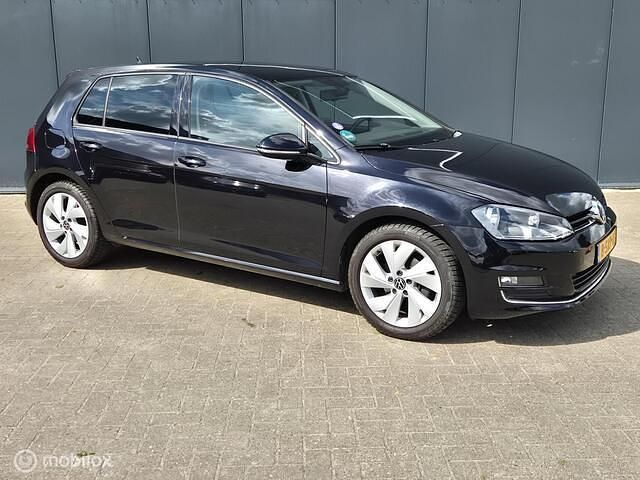 Zwart Gebruikt 2014 VW Golf VII Highline Hatchback | € 7.950 (Eerlijke prijs) - Afbeelding 1/4