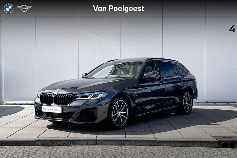 Grijs Gebruikt 2022 BMW 530e Executive Stationwagen | € 43.900 (Eerlijke prijs) - Afbeelding 1/4