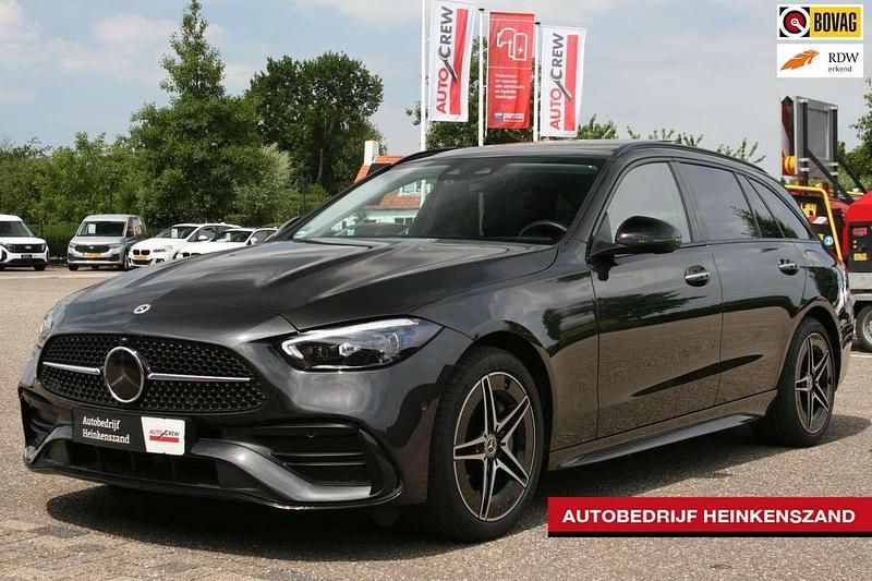 Grijs, metallic lak Gebruikt 2023 Mercedes C300e AMG line Stationwagen | € 42.750 (Goede deal) - Afbeelding 1/4