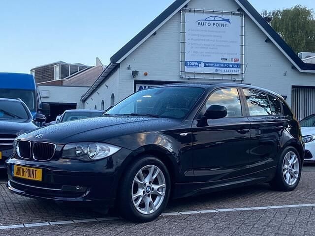 Zwart Gebruikt 2010 BMW 116 Comfort Edition Hatchback | € 7.899 (Eerlijke prijs) - Afbeelding 1/4