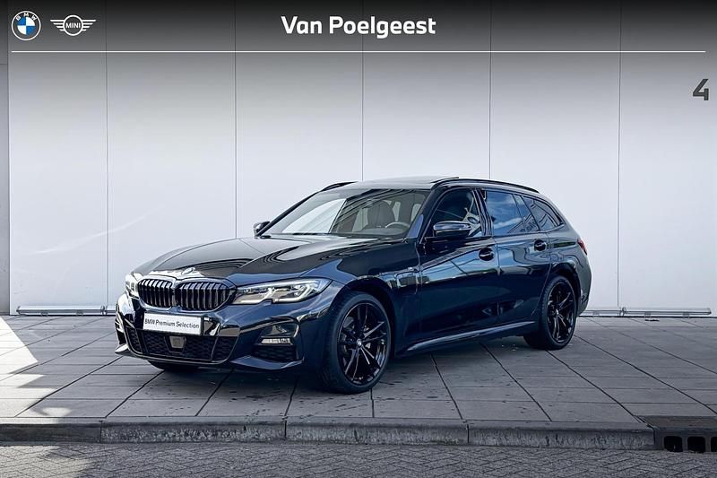 Saphirschwarz metallic (donker zwart metallic) Gebruikt 2021 BMW 320e Executive Stationwagen | € 36.900 (Duur) - Afbeelding 1/4