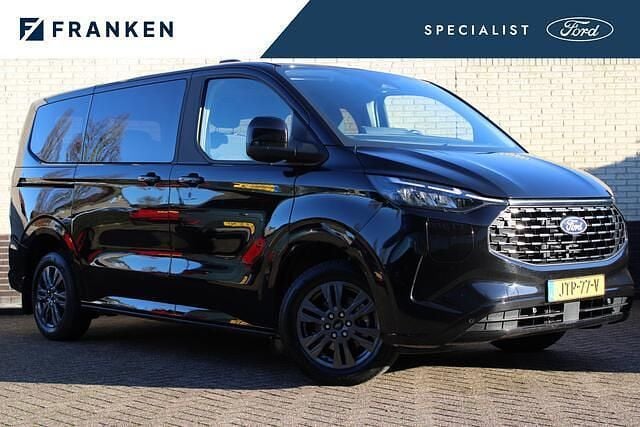 Zwart (metallic) Occasion 2025 Ford Tourneo Custom Titanium Van | € 57.900 (Eerlijke prijs) - Afbeelding 1/4