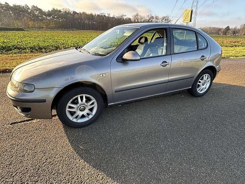 Grijs Gebruikt 2004 Seat Leon Stella Hatchback | € 850 (Super prijs) - Afbeelding 1/4
