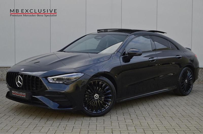 Zwart Occasion 2023 Mercedes CLA180 AMG Sedan | € 41.990 (Eerlijke prijs) - Afbeelding 1/4
