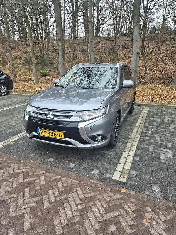 Occasion Mitsubishi Outlander P-HEV Instyle 121 PK (88 kW) 2015 Zilver SUV