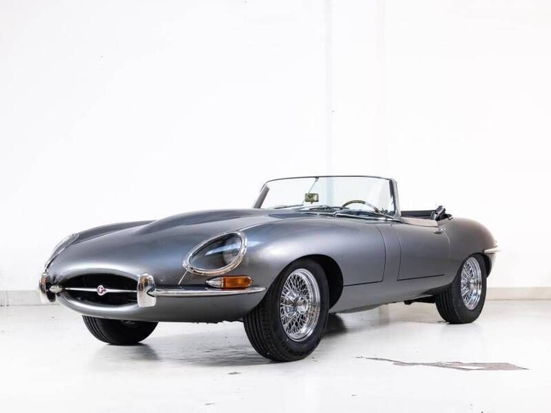 Grijsopalescent silver grey Gebruikt 1965 Jaguar E-Type Cabriolet | € 189.500 - Afbeelding 1/3