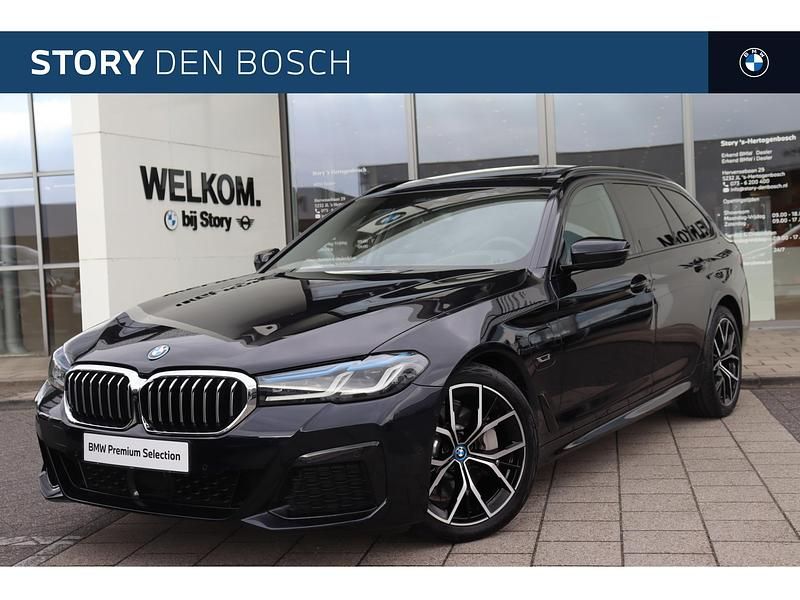 Zwart Gebruikt 2022 BMW 530e Comfort Edition Stationwagen | € 46.450 (Duur) - Afbeelding 1/4