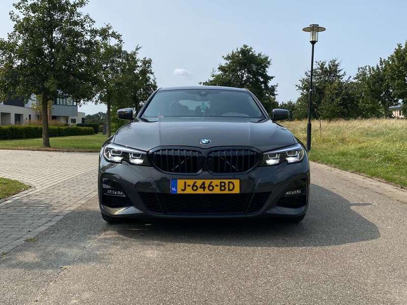 Grijs Gebruikt 2020 BMW 320 Sedan | € 31.450 (Iets duurder) - Afbeelding 1/4