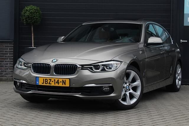 Grijs Gebruikt 2018 BMW 330 Sedan | € 24.495 (Goede deal) - Afbeelding 1/4