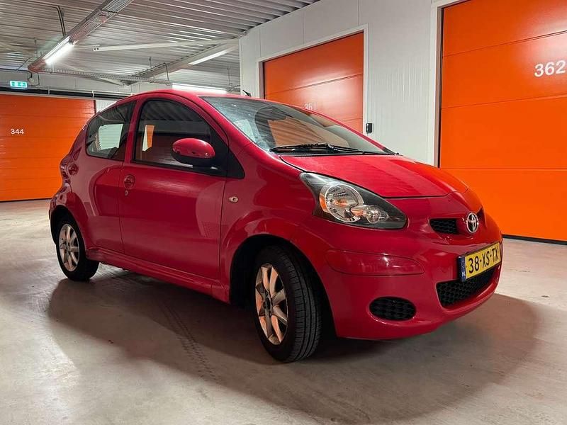 Occasion Toyota Aygo 68 PK (50 kW) 2007 Rood Hatchback