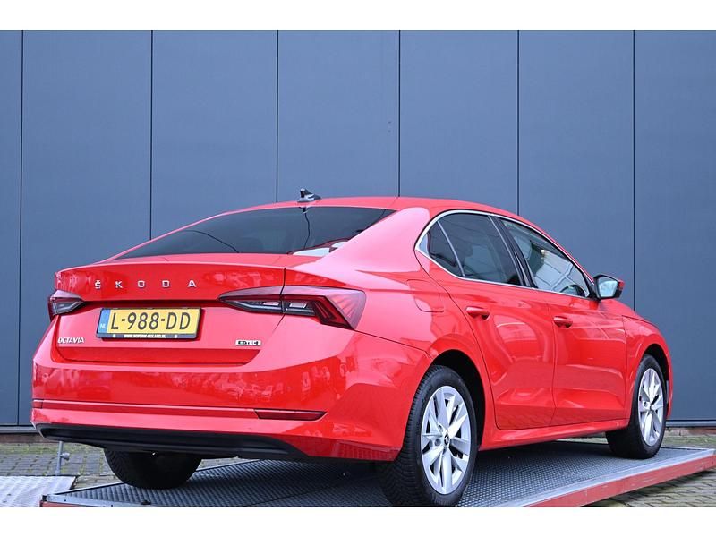 Occasion Skoda Octavia Business Line 110 PK (80 kW) 2021 Rood Hatchback