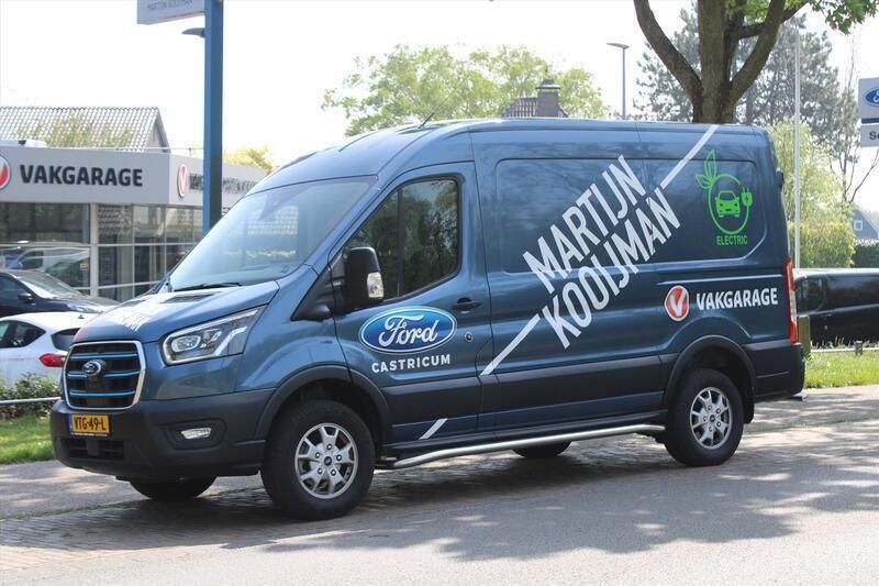 Blauw Gebruikt 2022 Ford E-Transit Trend Van | € 36.487 - Afbeelding 1/4