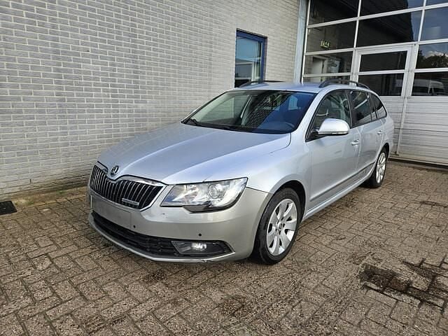 Grijs Gebruikt 2014 Skoda Superb Business Line Stationwagen | € 4.250 - Afbeelding 1/4