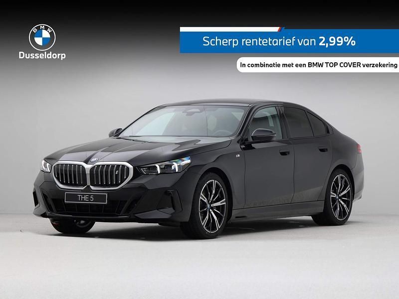 Saphirschwarz metallic (zwart metallic) Gebruikt 2025 BMW i5 Comfort Edition Sedan | € 65.950 (Eerlijke prijs) - Afbeelding 1/4