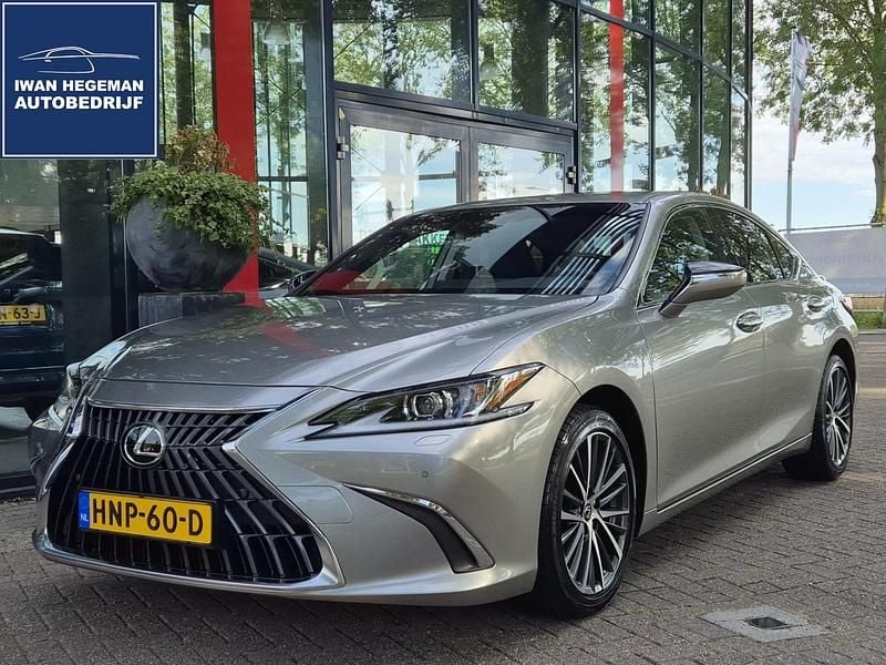 Grijs Gebruikt 2024 Lexus ES300H Business Edition Sedan | € 45.890 - Afbeelding 1/3