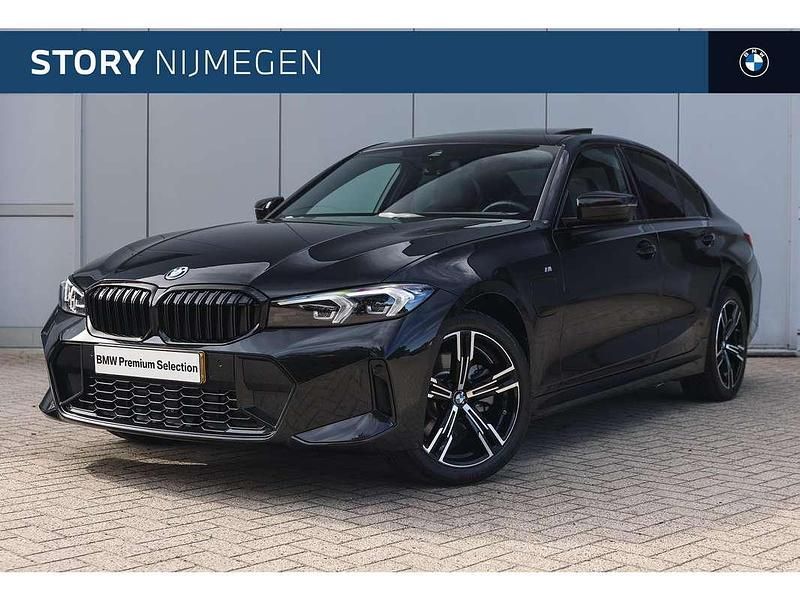 Zwart Gebruikt 2025 BMW 330e Comfort Edition Sedan | € 54.950 (Eerlijke prijs) - Afbeelding 1/4