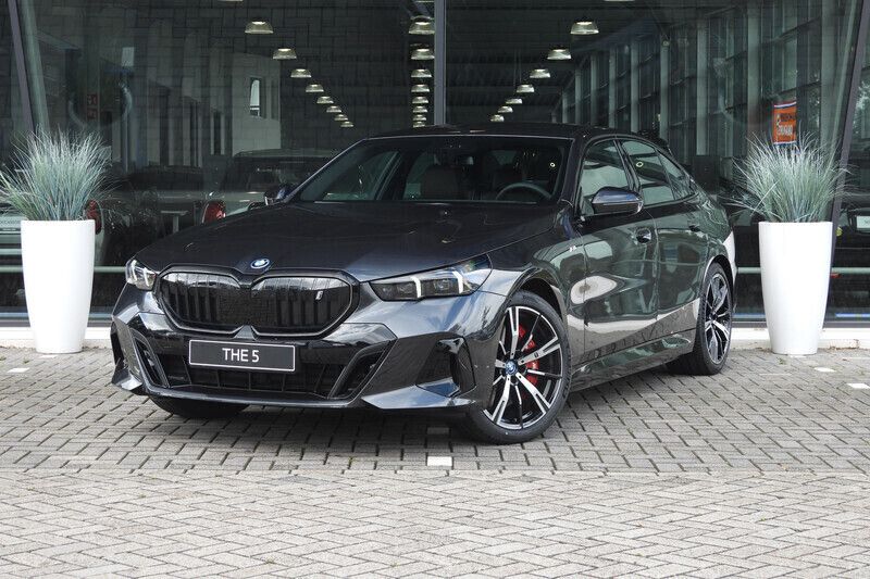 Grijs Nieuw 2025 BMW i5 Comfort Edition Sedan | € 85.000 (Goede deal) - Afbeelding 1/4