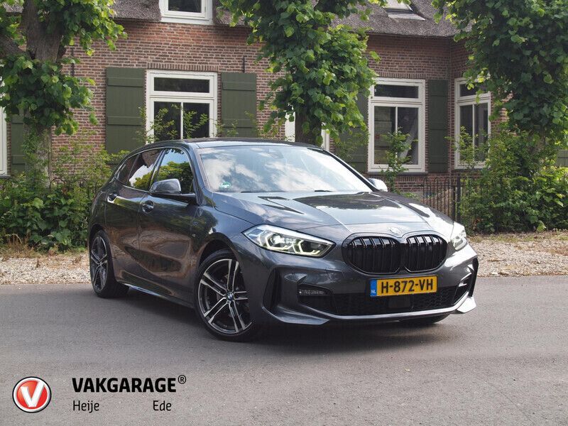 Grijs Gebruikt 2020 BMW 118 Executive Hatchback | € 26.490 - Afbeelding 1/4