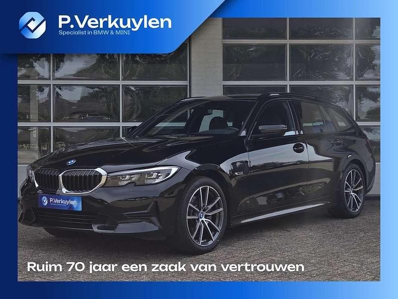Zwart Gebruikt 2022 BMW 320e Sport Line Stationwagen | € 31.850 (Eerlijke prijs) - Afbeelding 1/3