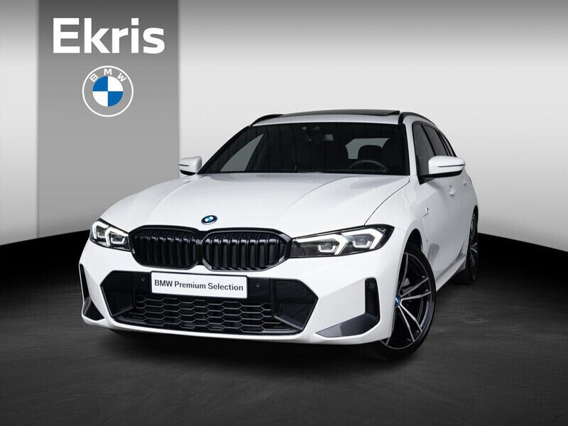 Wit Gebruikt 2024 BMW 320e M Sport Stationwagen | € 39.850 (Eerlijke prijs) - Afbeelding 1/4