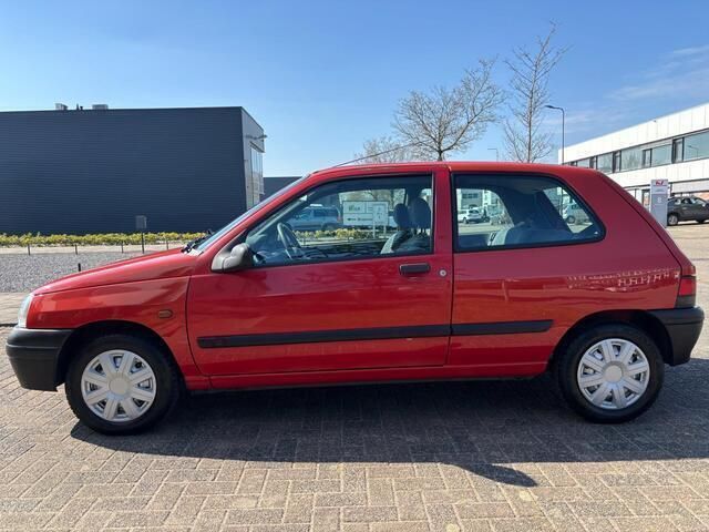 Rood Gebruikt 1998 Renault Clio II Hatchback | € 1.249 (Iets duurder) - Afbeelding 1/4