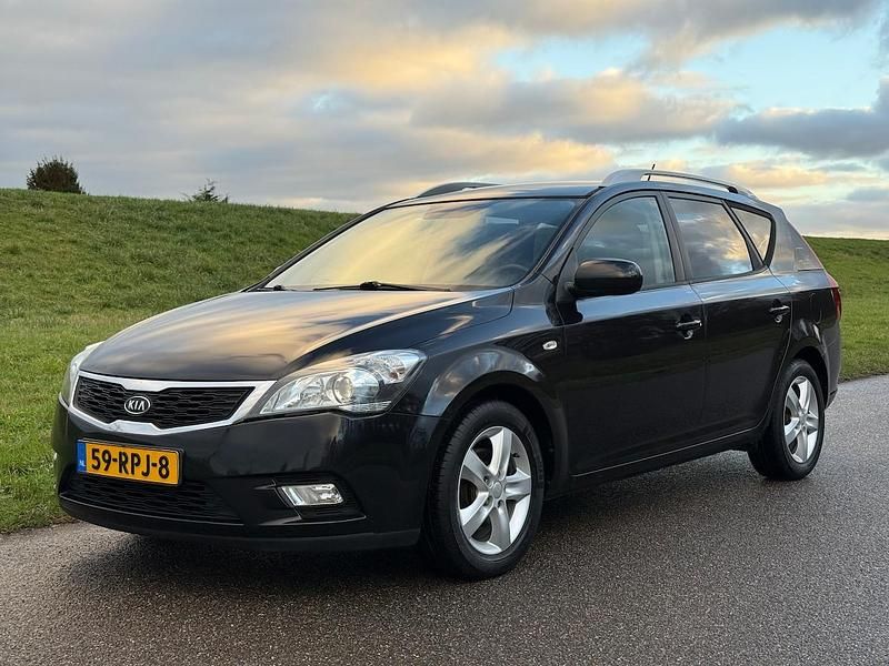 Zwart (metallic) Occasion 2011 Kia Ceed Plus Hatchback | € 6.950 (Duur) - Afbeelding 1/4