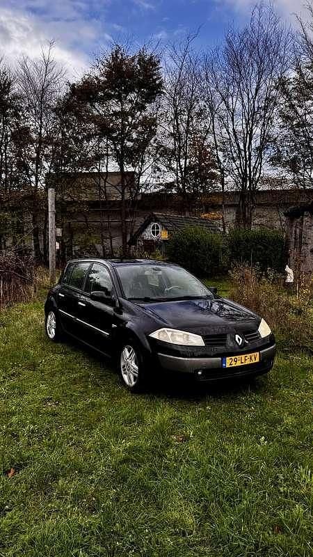 Zwart Gebruikt 2002 Renault Mégane II Luxe Hatchback | € 800 (Eerlijke prijs) - Afbeelding 1/4