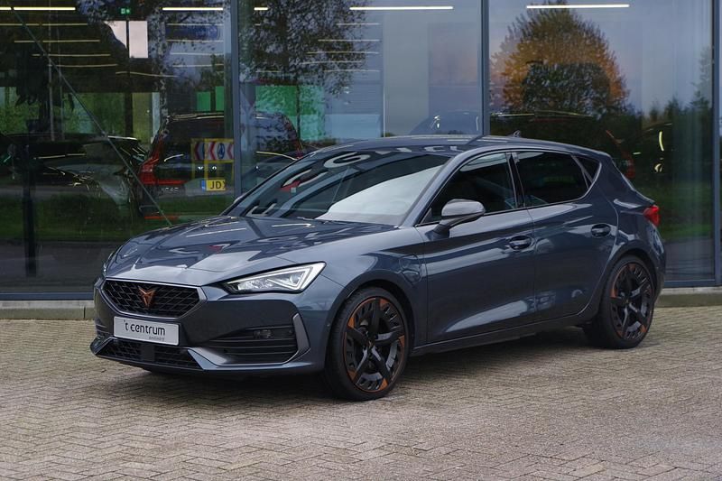 Grijs Gebruikt 2022 Cupra Leon VZ Hatchback | € 27.450 (Eerlijke prijs) - Afbeelding 1/4