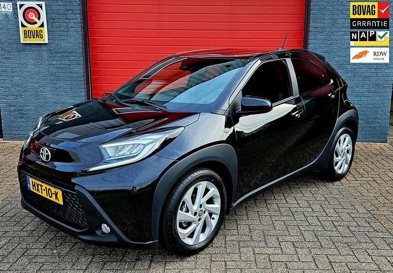 Zwart Nieuw 2025 Toyota Aygo X Active SUV | € 19.950 - Afbeelding 1/4