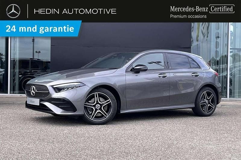 Grijs, metallic lak Gebruikt 2025 Mercedes A250 AMG line Hatchback | € 47.345 - Afbeelding 1/4