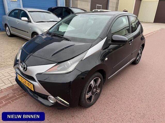 Zwart (metallic) Gebruikt 2014 Toyota Aygo X-clusiv Hatchback | € 5.450 (Eerlijke prijs) - Afbeelding 1/4